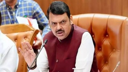 Devendra Fadnavis : भूमिहीन शेतकरी कुटुंबाला दिलासा! मुख्यमंत्री फडणवीसांकडून आर्थिक मदतीसह बैल भेट