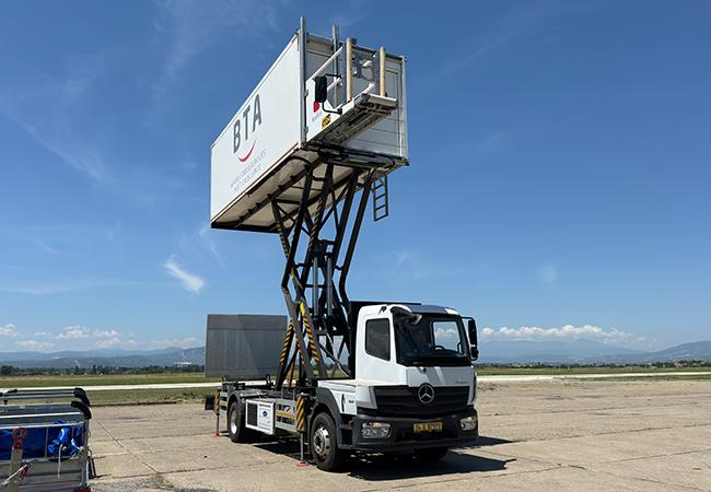 कॅटरिंग हाय-लिफ्ट ट्रक (Catering High-Lift Truck)- विमानातील अन्नपदार्थ आणि पेये चढवण्यासाठी हे वाहन वापरले जाते. त्याचा मागील भाग हायड्रॉलिक प्रणालीद्वारे विमानाच्या दरवाजाच्या उंचीपर्यंत उचलता येतो. यामुळे विमानात सुरक्षित आणि वेगवान लोडिंग करता येते.