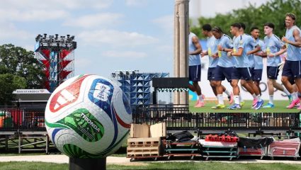 FIFA World Cup 2026:  खेळाडूंच्या सुरक्षेचा प्रश्न ऐरणीवर! इंग्लंड टीमच्या बेस कॅम्पजवळ थरार; अंधाधुंद गोळीबारात ९ जखमी