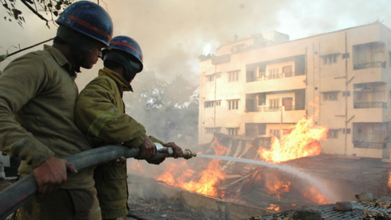 Fire Accidents in Lanes: रुंद रस्त्यांपेक्षा अरुंद गल्ल्यांमध्येच अग्निकांडाच्या सर्वाधिक घटना का घडतात? जाणून घ्या कारणे!