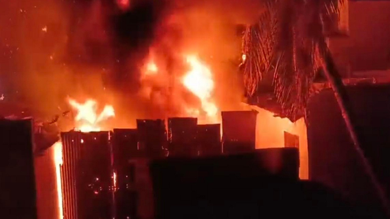 Baramati fire News : वडगाव निंबाळकरमध्ये भंगार दुकानाला भीषण आग; ग्रामस्थांनी वाचवली घरे