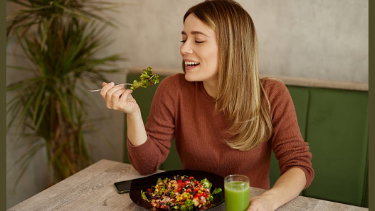 Women’s Health: वयाच्या 35 शी नंतर महिलांनी आहारात समाविष्ट करावेत ‘हे’ सुपरफूड्स; आरोग्य राहील तंदुरुस्त