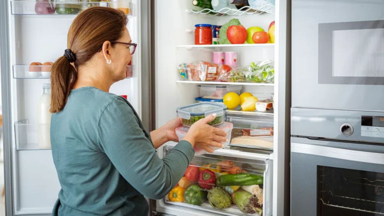Fridge Storage Tips: प्रत्येक वस्तू फ्रिजमध्ये ठेवताय? चुकूनही ठेवू नका ‘या’ गोष्टी; नाहीतर होईल नुकसान