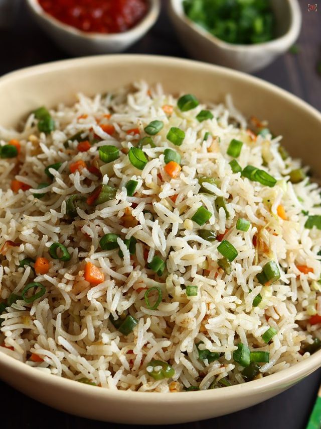 व्हेज फ्राईड राईस: घरच्या घरी बनवा हॉटेलसारखा स्वादिष्ट पदार्थ