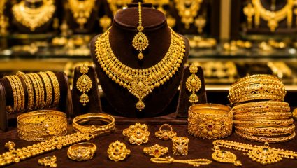 Todays Gold-Silver Price: खरेदीदारांसाठी आनंदाची बातमी! सोनं झालं स्वस्त; चांदीच्या दरातही मोठी घसरण