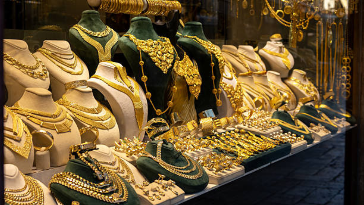 Gold Silver Rate: सोन्याचांदीच्या दरात मोठी घसरण, हजारोंनी झाले भाव कमी; खरेदीपूर्वी जाणून घ्या दर