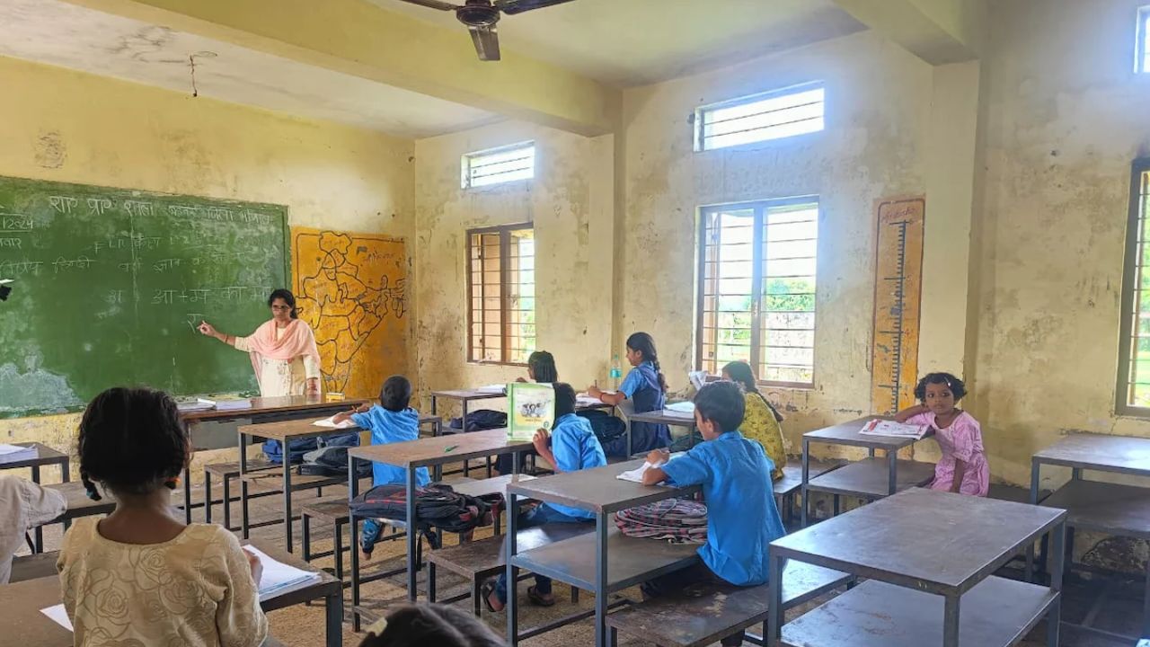 Government School Crisis: सरकारी शाळांचे अस्तित्व धोक्यात? पटसंख्या वाढवण्यासाठी शिक्षकांवर दारोदार फिरण्याची वेळ का आली?
