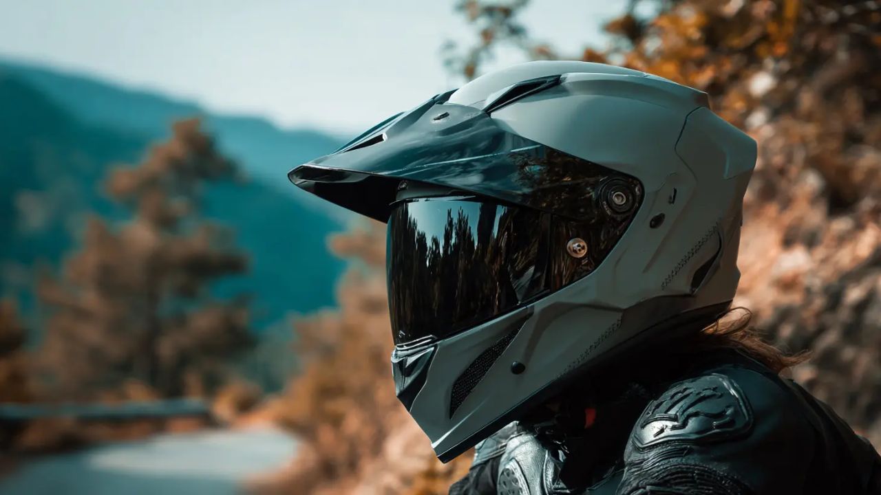 Helmet: फक्त स्टाइल नाही, सेफ्टीही महत्त्वाची! हेलमेट घेताना ‘या’ गोष्टी नक्की लक्षात ठेवा