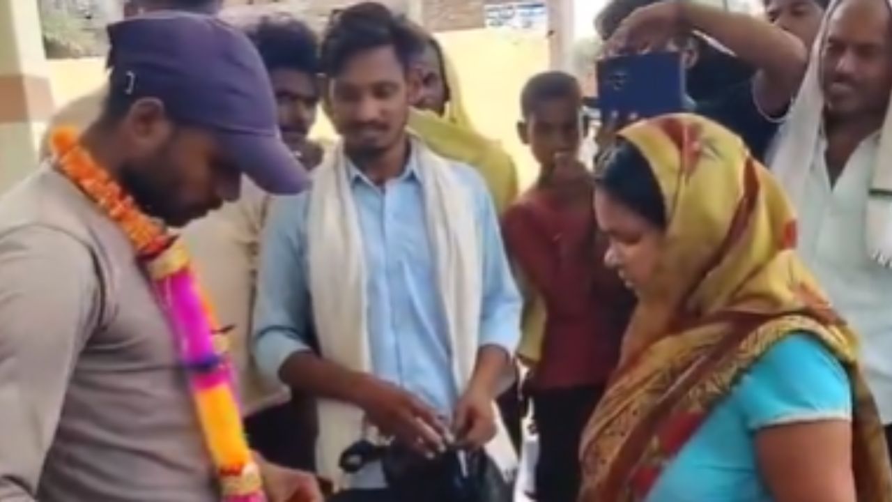 ठुकरा के मेरा प्यार…! ३६ वर्षीय पत्नीला २४ वर्षाच्या तरुणासोबत आक्षेपार्ह अवस्थेत पकडलं, पतीने थेट लावून दिलं लग्न; Video Viral