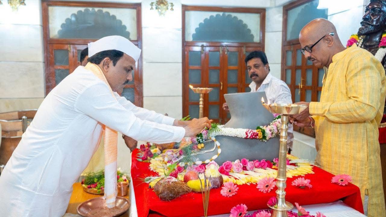 आज पासून लालबागचा राजाची मूर्ती घडवण्याचे काम मूर्तीकार कांबळी बंधूंच्या हस्ते सुरू होणार आहे.