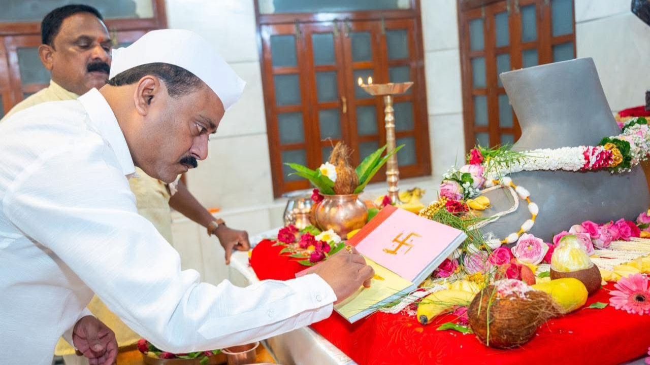 नेहमीप्रमाणे मंडळाचे अध्यक्ष बाळासाहेब कांबळे यांच्या हस्ते हनुमान मंदिरात पहाटेच लालबागाच्या राजाच्या मूर्तीचे पाऊल पूजन आज करण्यात आले.