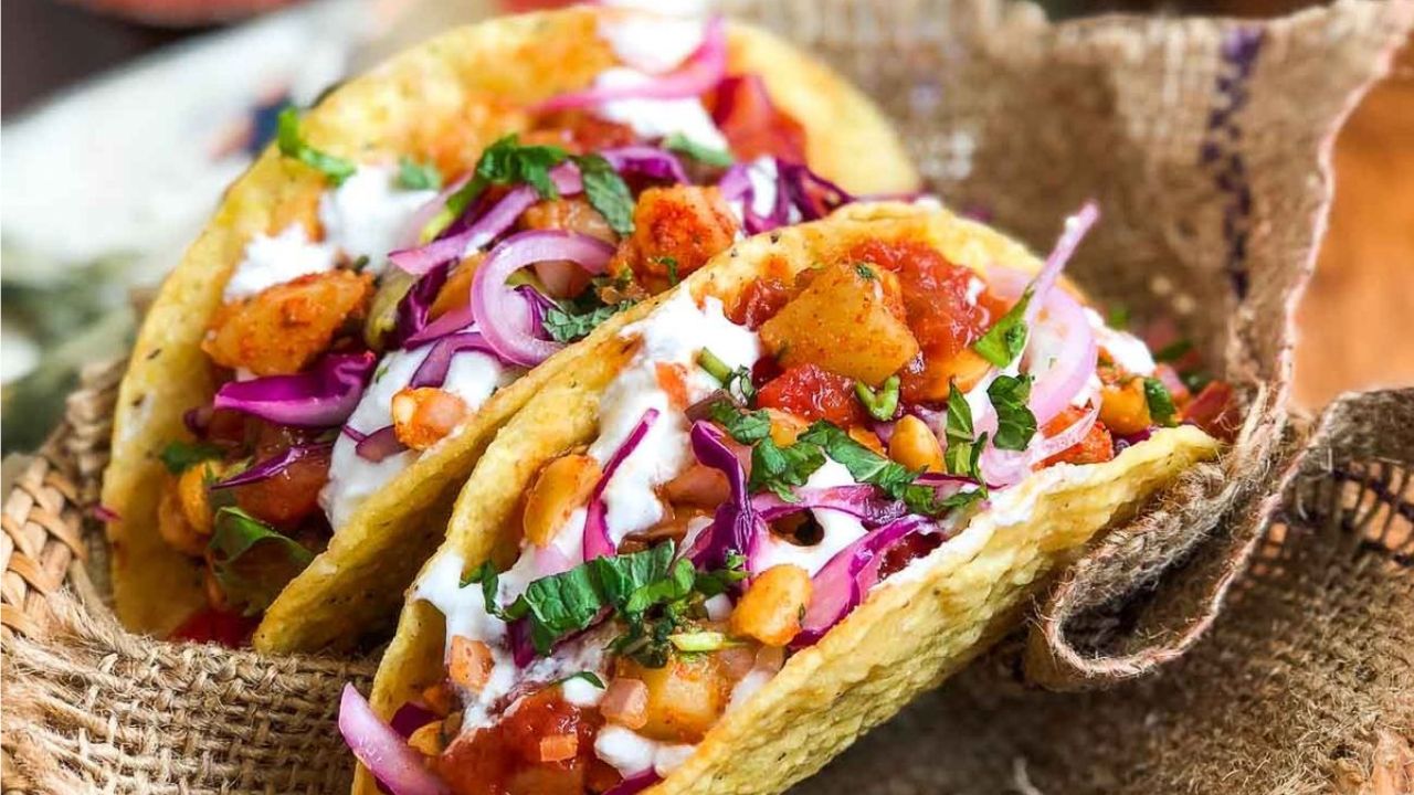 Recipe : फ्यूजन डिशने वाढवा संध्याकाळच्या नाश्त्याची रंगत, घरी बनवा ‘स्मॅश्ड आलू टिक्की टॅको’, लहान मुले होतील खुश