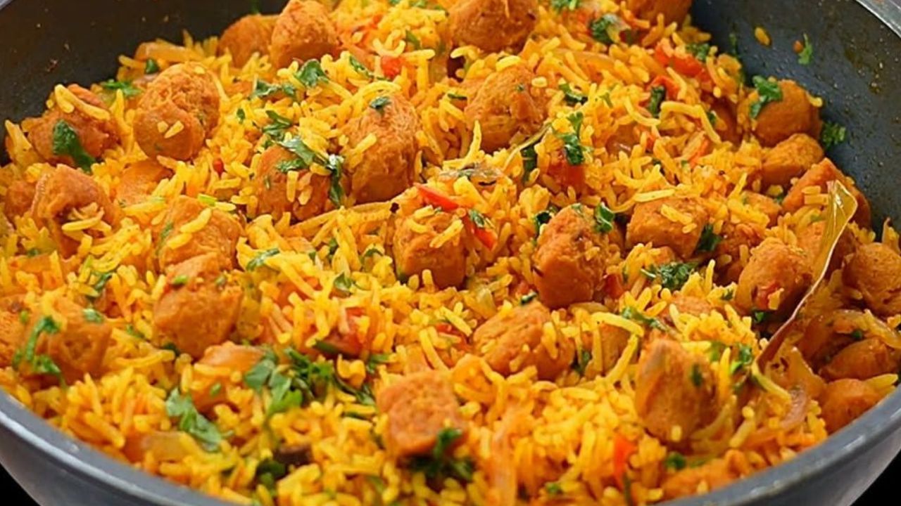 Dinner Recipe : रात्रीच्या जेवणाला काय बनवावं ते सुचल नाही? मग झटपट घरी बनवा मसालेदार ‘सोया पुलाव’