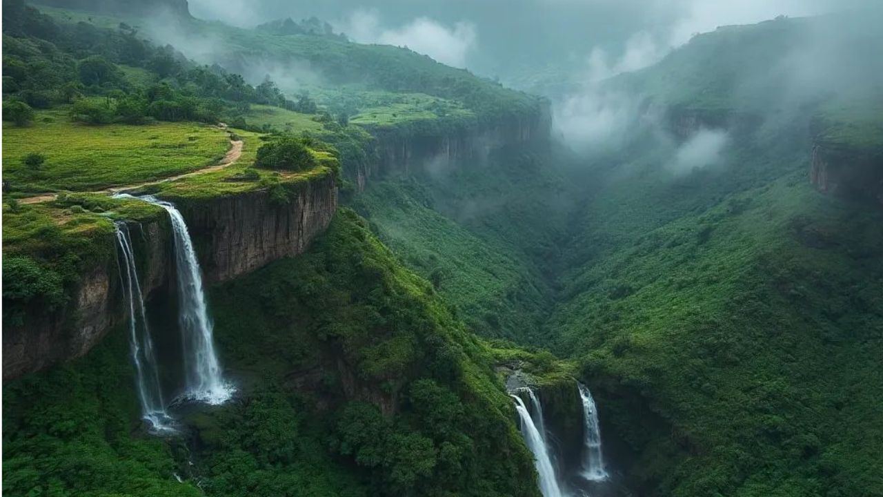 महाराष्ट्रातील हे ठिकाण दडलेला खजिनाच… पावसाळ्यात इथले दृष्य म्हणजे स्वर्गच! कुठे आहे ते जाणून घ्या