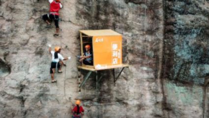 जगातील सर्वात धोकादायक दुकान, 393 फीट उंचीवर हवेत वसलंय; इथून खरेदी करायची जीव धोक्यात घालावा लागेल…