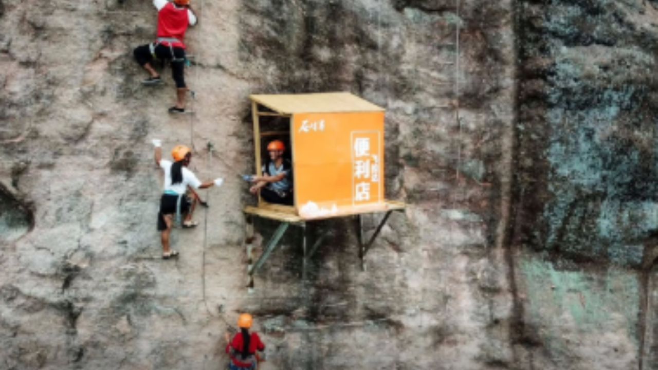 जगातील सर्वात धोकादायक दुकान, 393 फीट उंचीवर हवेत वसलंय; इथून खरेदी करायची जीव धोक्यात घालावा लागेल…