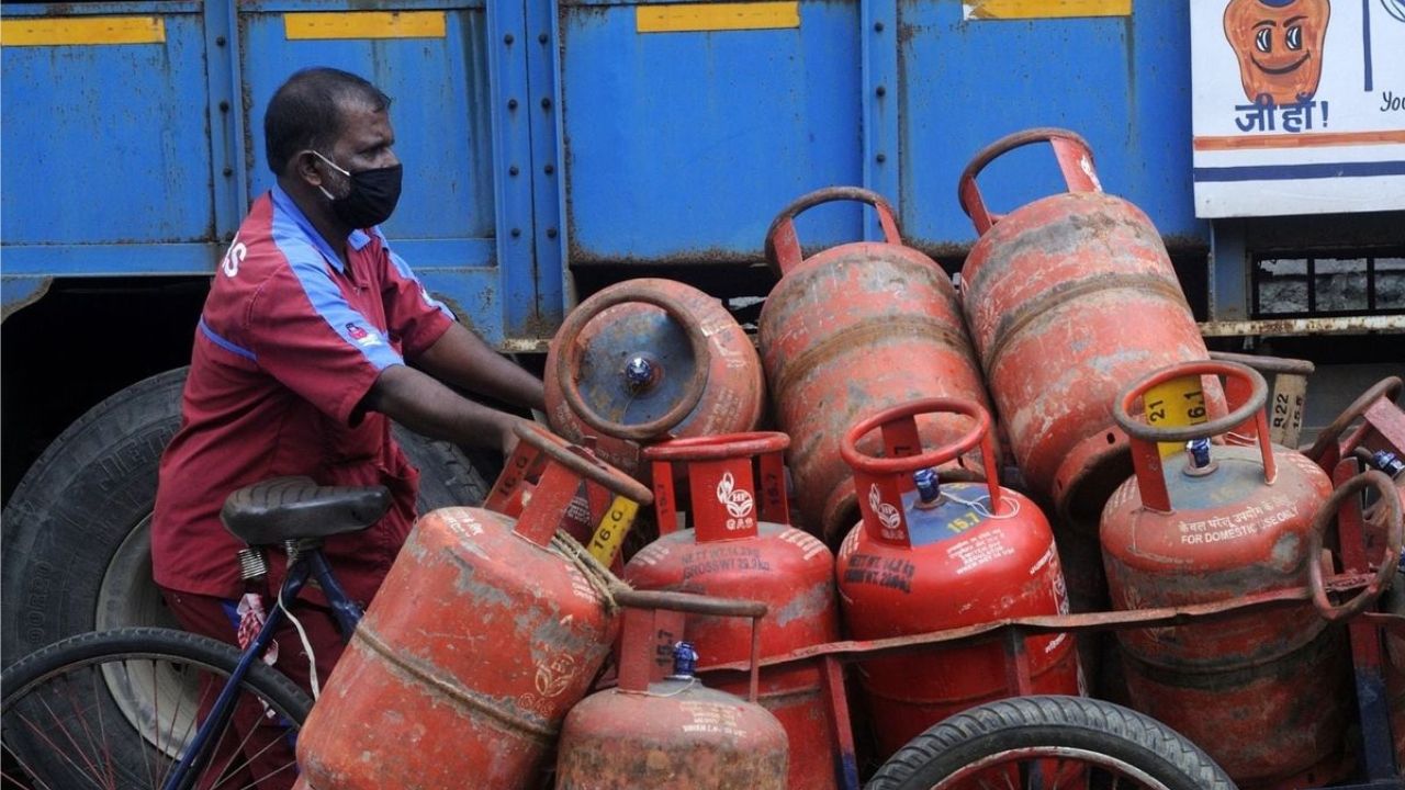 LPG Cylinder Tracking: घरी कधी होणार गॅस सिलेंडरची डिलिव्हरी, फोनवरुन ट्रॅक करा लाईव्ह लोकेशन; स्टेप बाय स्टेप प्रोसेस जाणून घ्या
