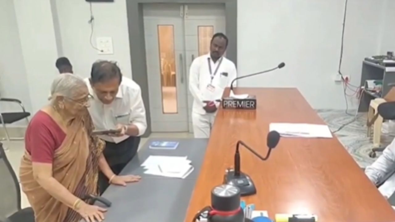 Viral : “भारतीय म्हणून मरायचे आहे”, ९४ वर्षीय महिलेने अमेरिकन नागरिकत्वाचा त्याग करत संविधानाची घेतली शपथ