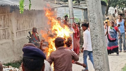 Bihar News : आगीच्या ज्वाळांनी वृद्धाला वेढले… पाहून पोलिसही हादरले, संतप्त जमावाने आयुक्तांना केली मारहाण