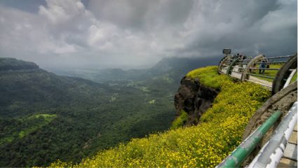पहिल्या पावसात रोड ट्रिपचा प्लॅन करताय? महाराष्ट्रातील हे रोड ट्रिप रूट्स जिंकतील तुमचं मन