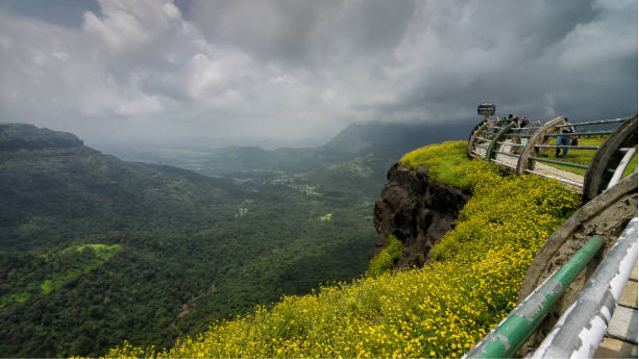 पहिल्या पावसात रोड ट्रिपचा प्लॅन करताय? महाराष्ट्रातील हे रोड ट्रिप रूट्स जिंकतील तुमचं मन
