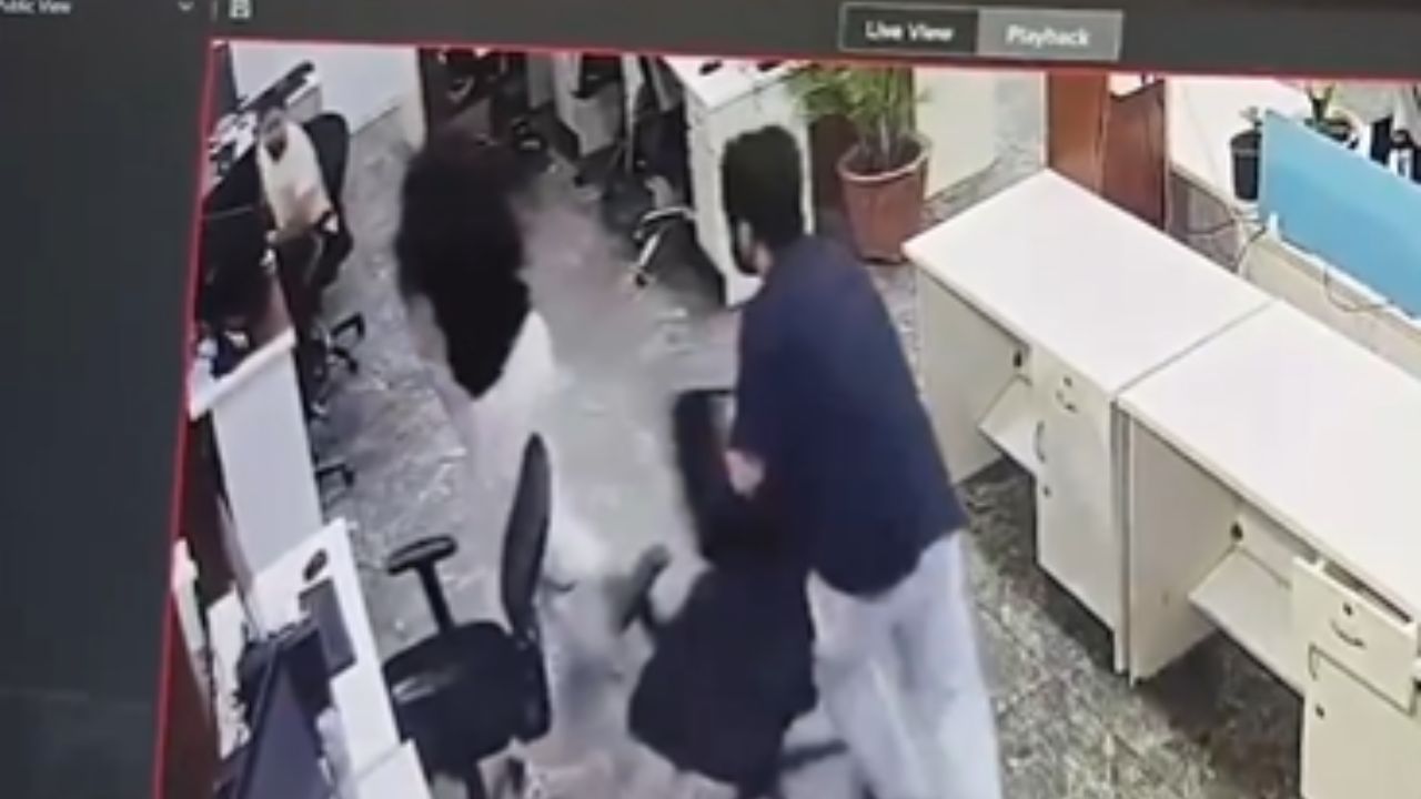 35 सेकंदात 30 वेळा चाकूने वार, पंजाबच्या मोहालीत एक्स-बाॅयफ्रेंडने ऑफिसमध्ये घुसुन गर्लफ्रेंडची केली हत्या; सीसीटिव्ही व्हायरल