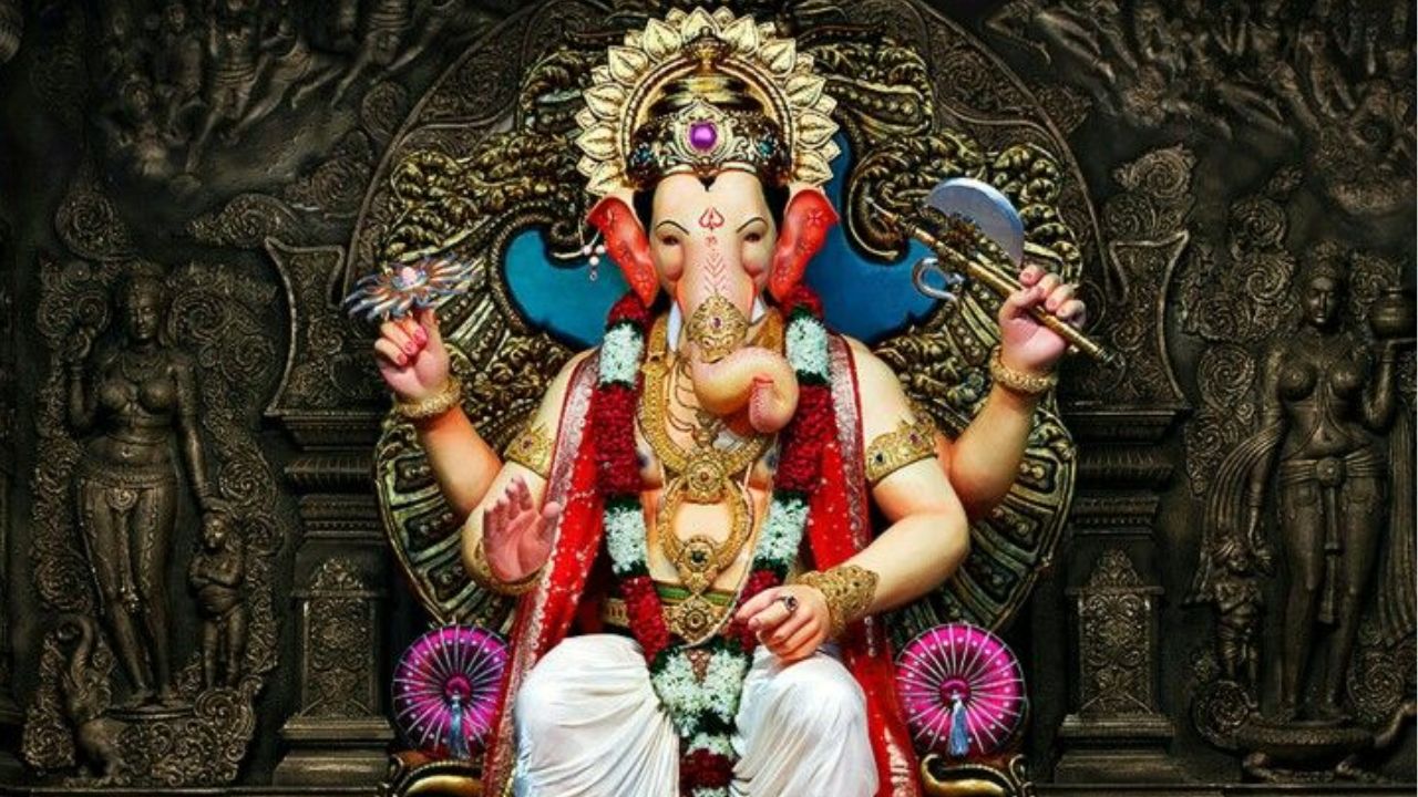 मुंबईचा 'लालबागचा राजा' करोडो भाविकांचे श्रद्धास्थान असून पावासाच्या आगमनासह आता भाविकांच्या बाप्पाच्या येण्याची आतुरता लागून राहिली आहे.
