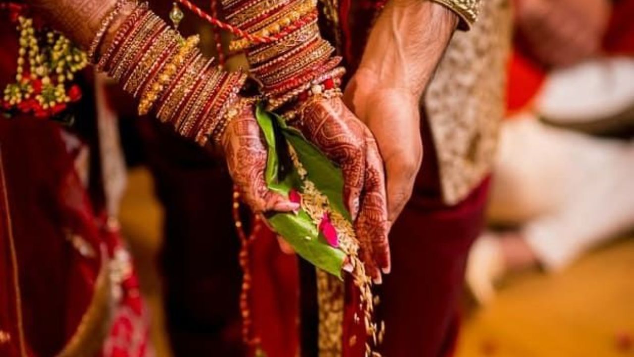 ट्वीशा शर्मा प्रकरणाची पुनरावृत्ती! 3 कोटींच्या हुंड्यानंतर केली 2 कोटींची मागणी, मुलीने संपवलं आयुष्य; सैनिक नवऱ्यावर FIR दाखल