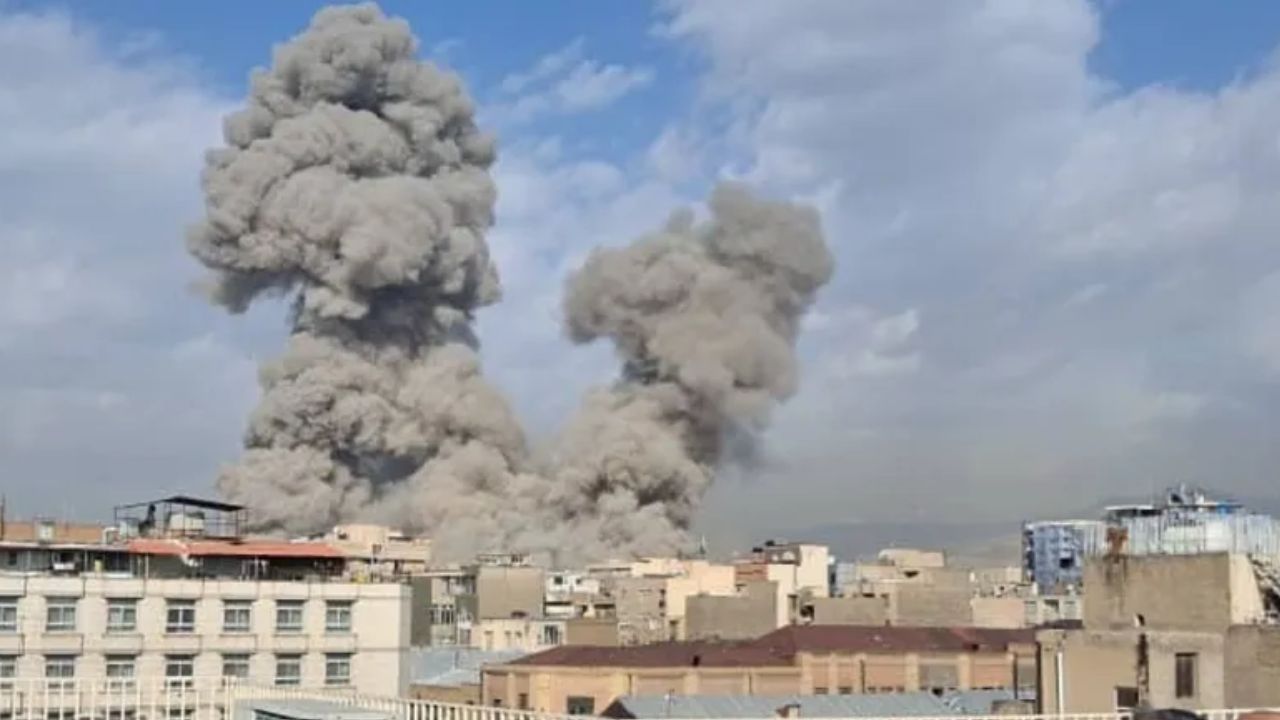 US Iran Conflict : अमेरिकेला इराणचे प्रत्युत्तर! कुवैत-बहरीनमधील लष्करी तळांवर भीषण प्रहार; मध्यपूर्वेत युद्धाची धग कायम