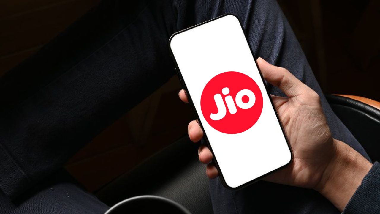Jio Rs 200 vs Jio Rs 195: 5 रुपयांची बचत की मोठा फायदा? डेटा आणि व्हॅलिडीटीसह कोणता रिचार्ज प्लॅन ठरणार पैसा वसूल?