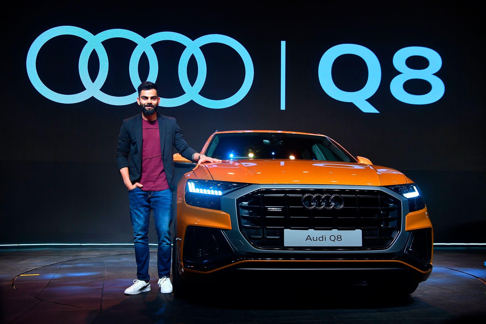 Virat Kohli – Audi India-विराट कोहली हा भारतातील सर्वाधिक लोकप्रिय आणि जागतिक स्तरावर ओळखला जाणारा क्रिकेटपटू आहे. तो 2015 पासून Audi India चा ब्रँड अॅम्बेसेडर राहिला आहे. त्याची आक्रमक शैली, फिटनेस आणि प्रीमियम प्रतिमा Audi च्या लक्झरी ब्रँडशी सुसंगत मानली जाते. विराटकडे अनेक Audi गाड्या आहेत. भारताबरोबरच जगभरातील युवा ग्राहकांमध्ये त्याची मोठी लोकप्रियता आहे. Audi च्या अनेक प्रचार मोहिमांमध्ये त्याने सहभाग घेतला आहे.