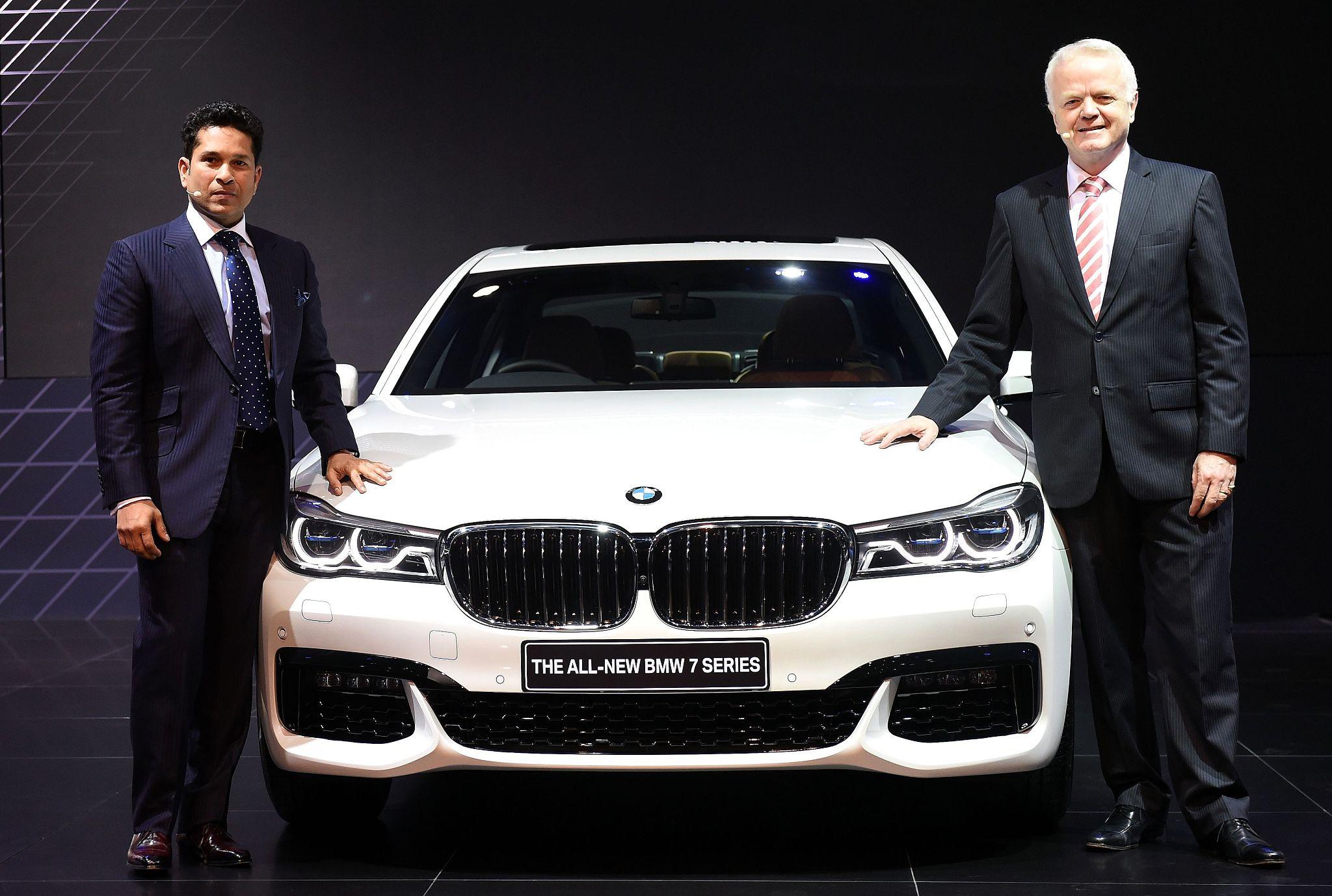 Sachin Tendulkar – BMW India- क्रिकेटचा देव म्हणून ओळखल्या जाणाऱ्या सचिन तेंडुलकर यांना BMW India ने 2012 मध्ये ब्रँड अॅम्बेसेडर म्हणून नियुक्त केले. BMW च्या प्रीमियम, विश्वासार्ह आणि प्रतिष्ठित प्रतिमेशी सचिन यांची प्रतिमा जुळते. BMW पूर्वी त्यांनी Fiat Palio चेही प्रमोशन केले होते. भारतासह जगभरातील क्रिकेट चाहत्यांमध्ये त्यांचा प्रचंड प्रभाव आहे. आजही BMW आणि सचिन यांची जोडी भारतीय ऑटोमोबाईल क्षेत्रातील सर्वात प्रतिष्ठित भागीदारींपैकी एक मानली जाते.