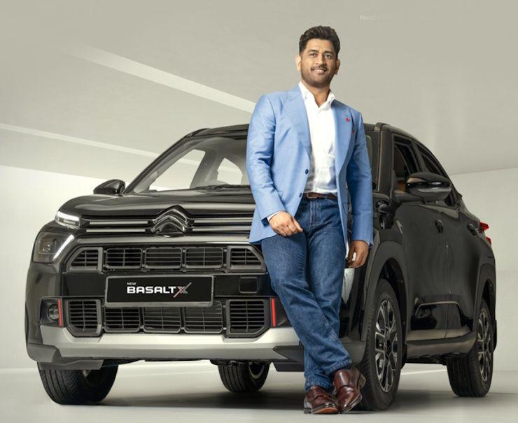 MS Dhoni – Citroën India- महेंद्रसिंग धोनी हे भारतीय क्रिकेटमधील सर्वात विश्वासार्ह व्यक्तिमत्त्वांपैकी एक आहेत. फ्रेंच वाहन कंपनी Citroën India ने त्यांना ब्रँड अॅम्बेसेडर म्हणून नियुक्त केले आहे. शांत स्वभाव, नेतृत्व आणि विश्वासार्हता यामुळे धोनी कंपनीच्या प्रतिमेशी जुळतात. ऑटोमोबाईल्सबद्दल त्यांची विशेष आवड आहे आणि त्यांच्या गॅरेजमध्ये अनेक दुर्मिळ वाहने आहेत. Citroën भारतातील ग्राहकांपर्यंत पोहोचण्यासाठी धोनीच्या लोकप्रियतेचा फायदा घेत आहे.