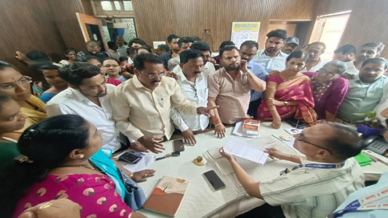 दिव्यांग खोका प्रकरणावरून शिवसेना आक्रमक, मुख्याधिकाऱ्यांच्या दालनात धडक; नगराध्यक्षांवरील आराेपांचा केला निषेध