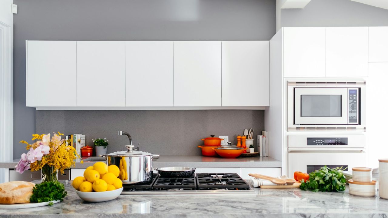 Vastu Tips: घरात सुख-समृद्धी हवी? स्वयंपाकघरात कायम ठेवा ‘या’ गोष्टी, राहील माता अन्नपूर्णेची कृपा