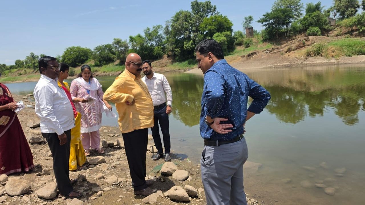 Krishna River: कृष्णा नदीच्या दूषित पाण्याची गंभीर दखल; प्रशासनाचे पथक कवठेत दाखल, नमुने तपासणीसाठी पाठविले