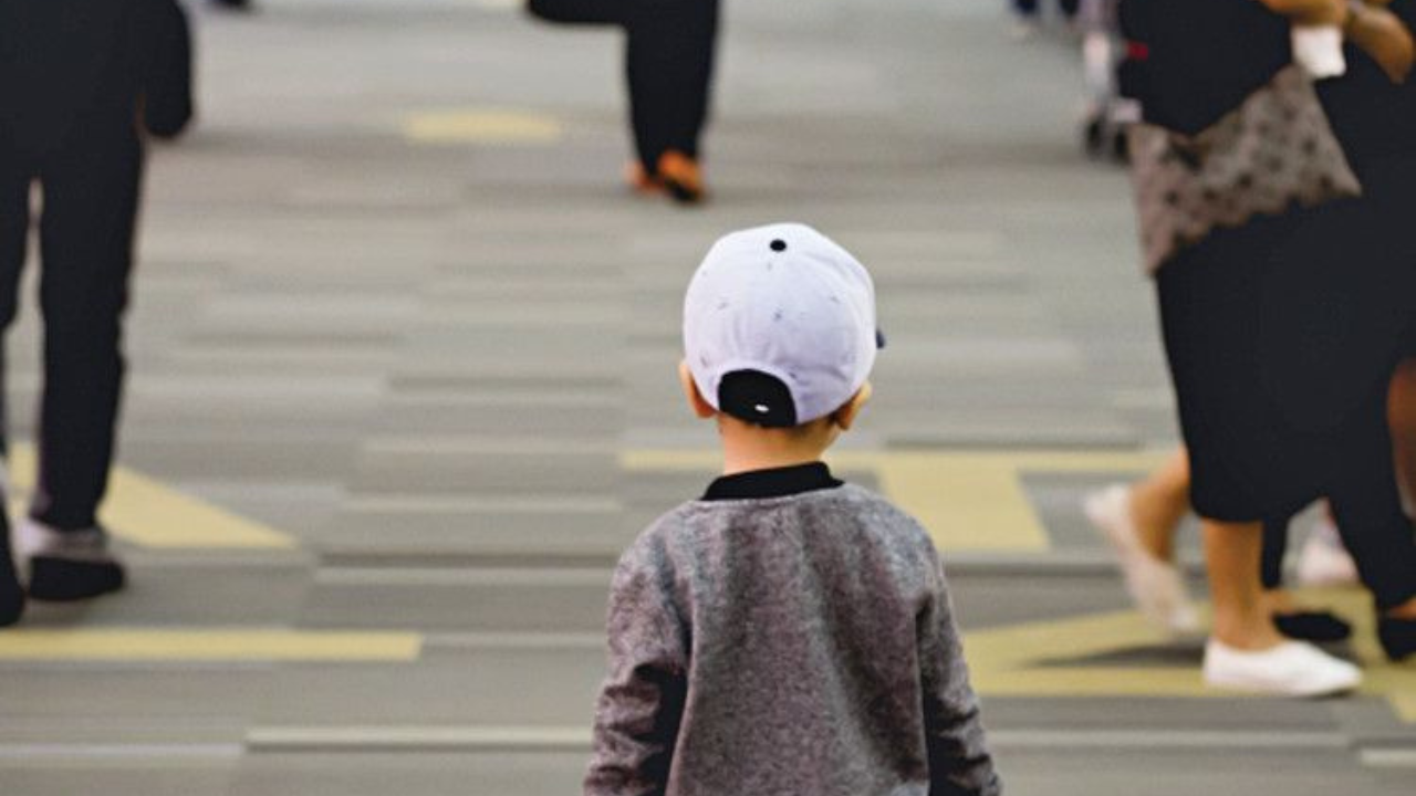 Parenting Tips: गर्दीत मूल हरवल्यास त्याला तुम्ही काय शिकवून ठेवायला हवं, कसे ठेवाल मुलांना सुरक्षित