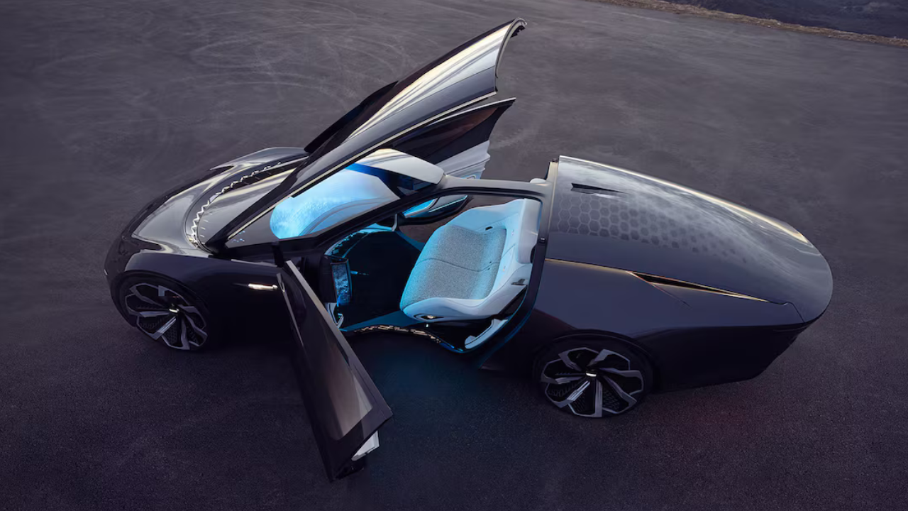 Cadillac InnerSpace अंदाजे किंमत: ₹3 कोटी – ₹5 कोटी (US$400,000–600,000) ही कार पूर्णपणे स्वयंचलित असून तिच्या केबिनमध्ये मोठी डिजिटल स्क्रीन, आरामदायी आसनव्यवस्था आणि मनोरंजन सुविधा दिल्या आहेत. प्रवासादरम्यान चालकाऐवजी प्रवासी केंद्रस्थानी राहतो.