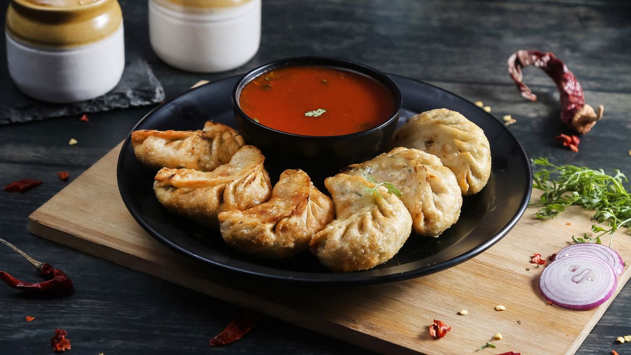 Momos: घरच्या घरी बनवा रेस्टोरंटसारखे टेस्टी मोमोज; जाणून घ्या सोपी रेसिपी