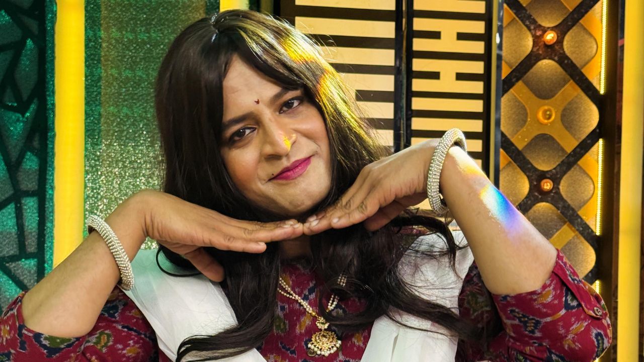 त्याने आपल्या पोस्टमध्ये “My Mashooqa variant in alternate universe !!!” अशी मजेशीर कॅप्शन देत फोटो अधिक लक्षवेधी केले आहेत. तसेच “माझ्या आयुष्यातील सर्व स्त्रियांना सलाम” असे म्हणत त्याने महिलांप्रती आदरही व्यक्त केला आहे.