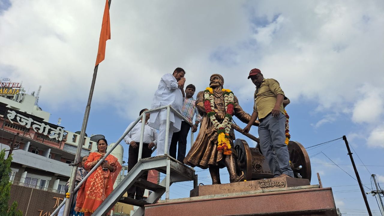 Satara News : शिवराज्याभिषेक दिनानिमित्त साताऱ्यात शिवभक्तांचा उत्साह; उदयनराजे भोसले यांनी शिवरायांना वाहिली आदरांजली