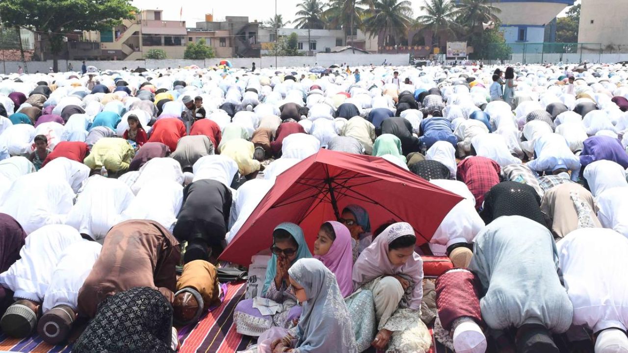 Washim News : गोमातेसाठी मुस्लीम समाजाचा पुढाकार; कारंज्यात राष्ट्रीय एकात्मतेचा अनोखा संदेश