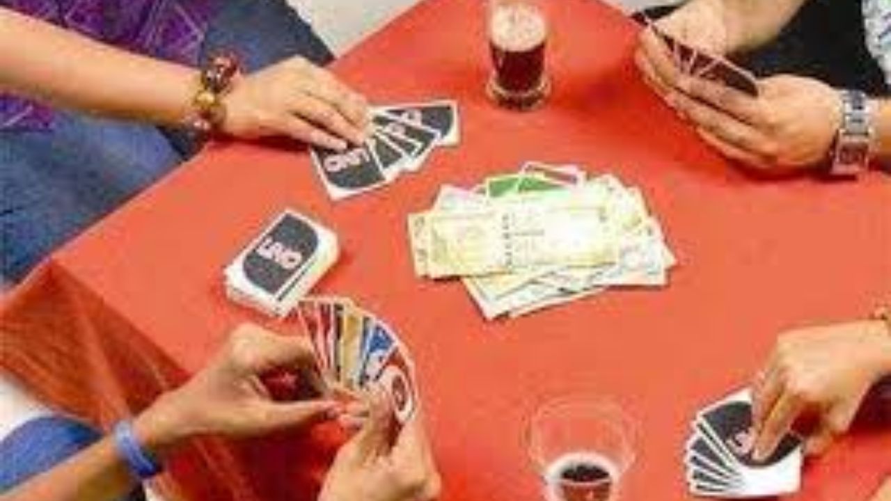 Barshi Crime News : स्पा मसाज सेंटरच्या आड सुरू होता जुगार अड्डा; पोलिसांची मध्यरात्री धाड, 10 जण अटकेत