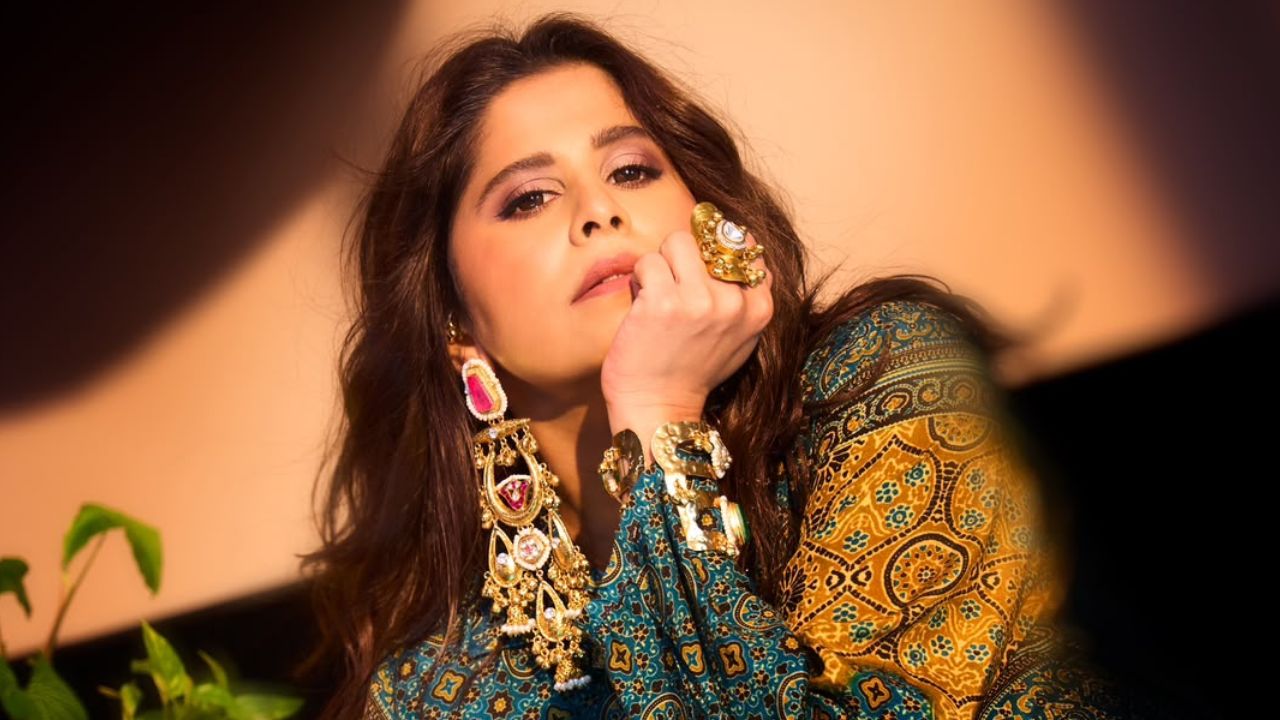 सईने डेनिम जीन्स परिधान केली आहे. मोकळे केस, हाता-कानात परिधान केलेले दागिने! तिच्या सौंदर्याला चार चांद देत आहेत.