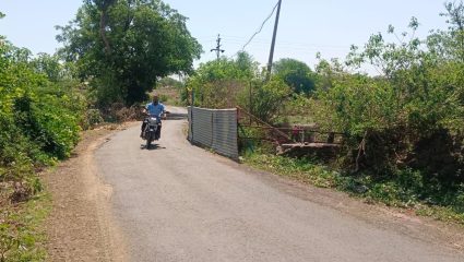 Tadvale News : प्रशासनाचे दुर्लक्ष, मोठी दुर्घटना घडण्याची शक्यता! तडवळे येथे रस्त्यालगतची धोकादायक विहीर त्वरित मुजवा..