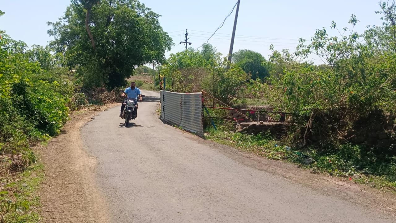 Tadvale News : प्रशासनाचे दुर्लक्ष, मोठी दुर्घटना घडण्याची शक्यता! तडवळे येथे रस्त्यालगतची धोकादायक विहीर त्वरित मुजवा..