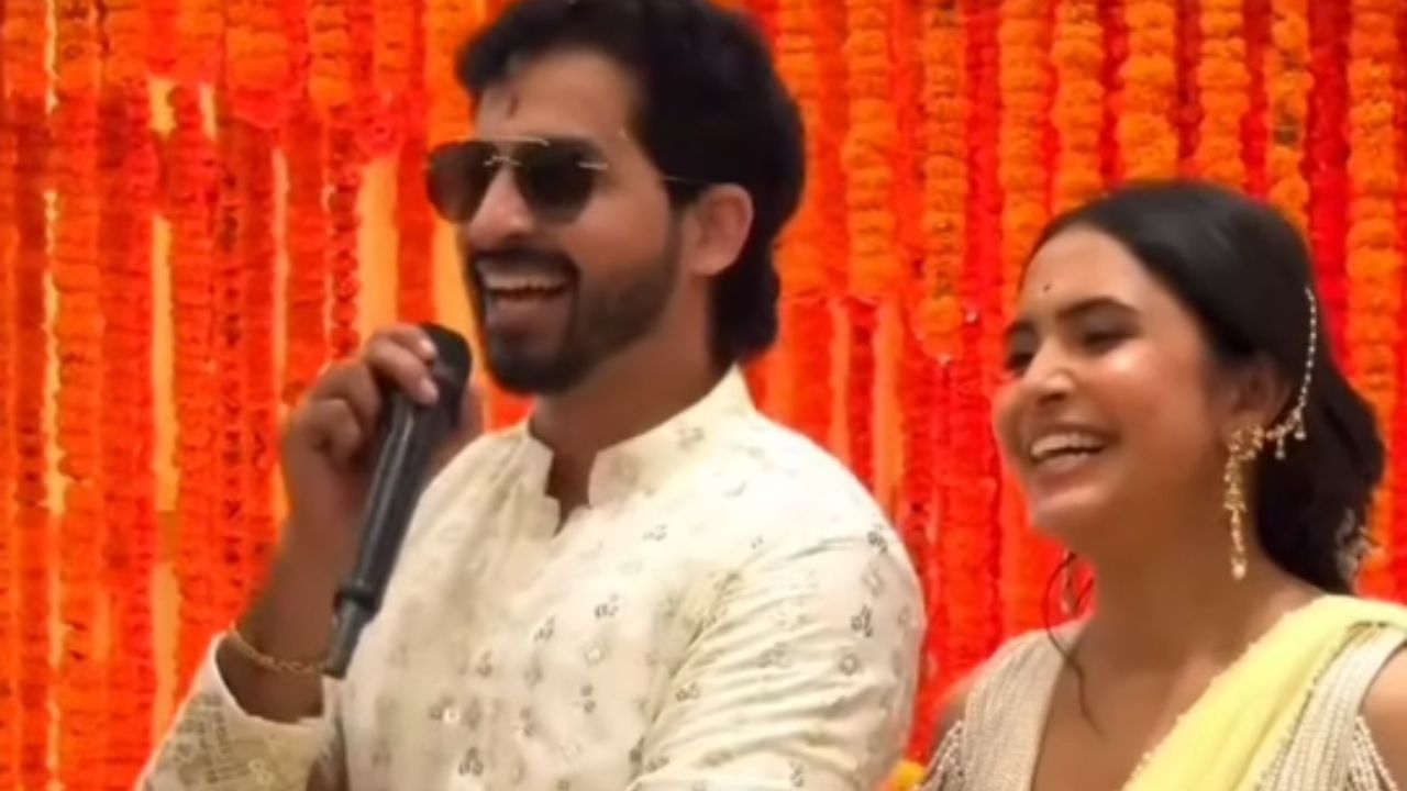 अभिनेत्री अनुष्का आणि अभिनेता निखिल या खास समारंभात सफेद-पिवळ्या लुकमध्ये दिसून आले. तसेच दोघांनी सर्वसाधारण पारंपरिक असा पोशाख परिधान केला होता. 
