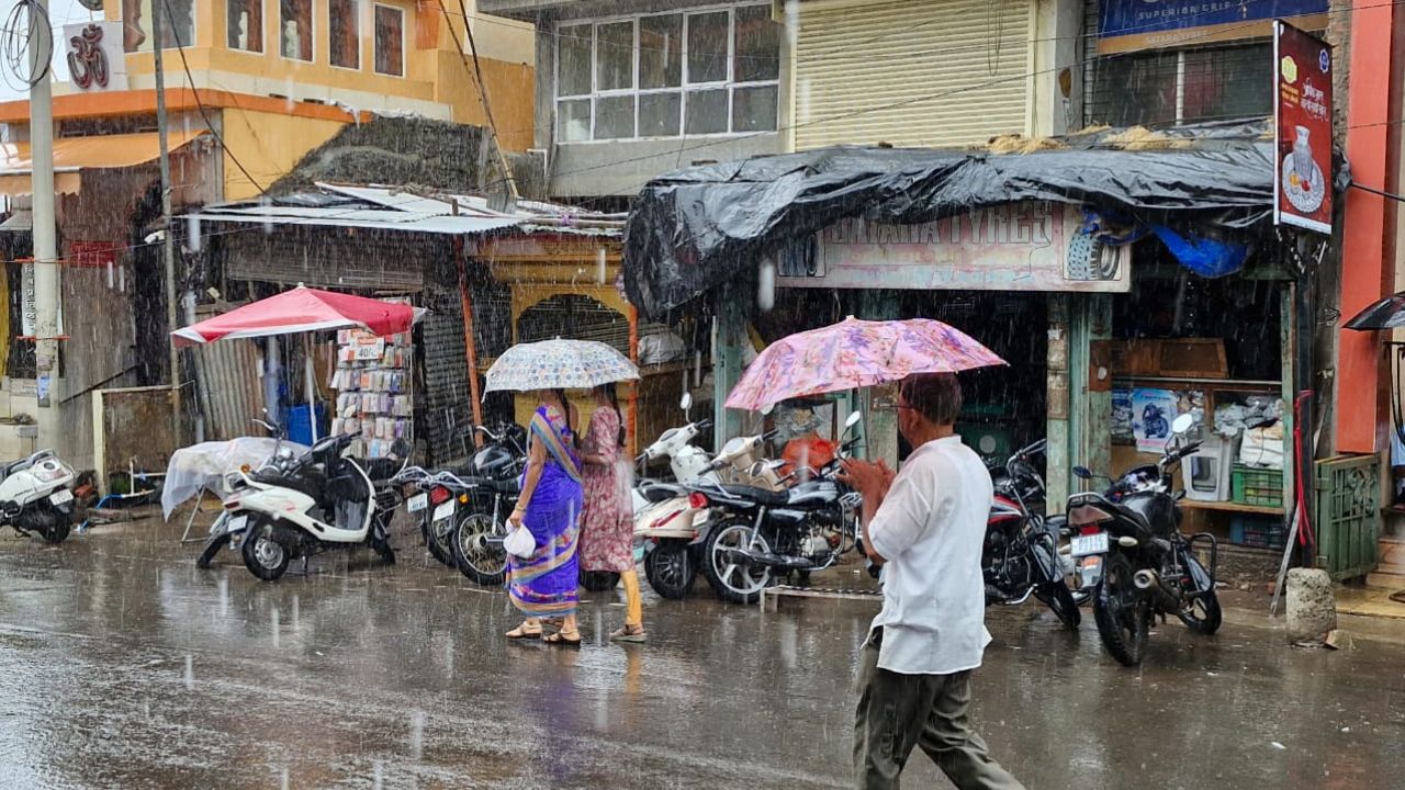 Satara News : सातारा परिसरात दमदार पावसाने सातारकर चिंब! मेघ गर्जनेमुळे अवकाळी पावसाची शक्यता