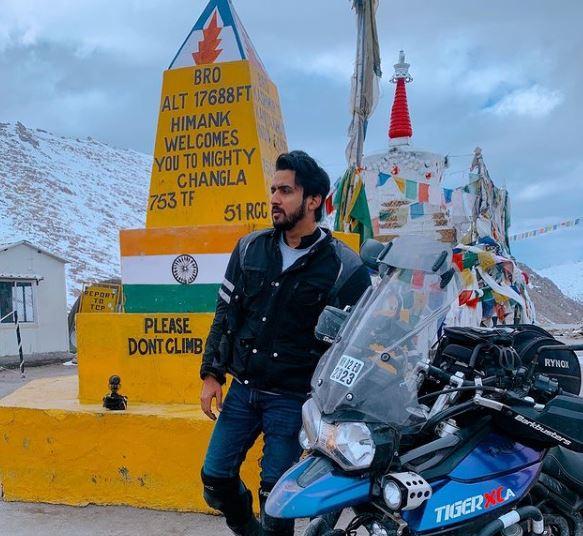 Nikhil Sharma (Mumbiker Nikhil)- सुमारे 40 लाखांहून अधिक सबस्क्राइबर्ससह निखिल शर्मा भारतातील मोटोजगतातील सर्वात प्रभावशाली व्ह्लॉगर्सपैकी एक मानले जातात. त्यांनी KTM Duke 390, Triumph Tiger XCA यांसारख्या बाइक्सवर देशभर आणि विदेशात टुरिंग केले आहे. त्यांची K2K (कन्याकुमारी ते काश्मीर) मोहीम विशेष गाजली. आज त्यांच्या व्हिडिओंमध्ये प्रवास, बाईक्स, जीवनशैली आणि अॅडव्हेंचर कंटेंटचा समावेश असतो. त्यांचे व्ह्यूज नियमितपणे लाखोंमध्ये जातात.