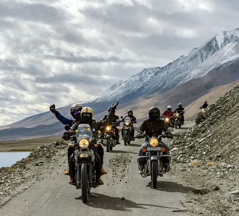 Mohit Manocha-‘Ride with Gabi’ चॅनलमुळे मोहित मनोचा हे अॅडव्हेंचर रायडिंग क्षेत्रात प्रसिद्ध झाले. हिमालय, स्पिती व्हॅली, ईशान्य भारत आणि ऑफ-रोड ट्रेल्स हे त्यांच्या कंटेंटचे मुख्य आकर्षण असते. Royal Enfield Himalayan आणि अॅडव्हेंचर टुरर्सवर ते विशेष भर देतात. त्यांची सिनेमॅटिक व्हिडिओ शैली प्रेक्षकांना खूप आवडते.